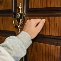 DIANTARA ADAB ADAB YANG KERAP TERLUPAKAN KETIKA BERTAMU

Simak (audio) penjelasa...